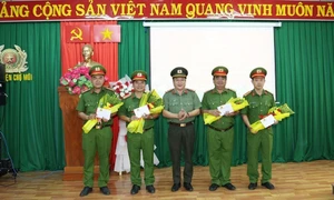 Thay mặt Chủ tịch UBND tỉnh An Giang, Đại tá Lâm Phước Nguyên - Giám đốc Công an tỉnh An Giang trao thưởng nóng cho 4 tập thể có thành tích xuất sắc trong việc phá án