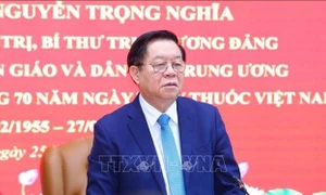 Trưởng Ban Tuyên giáo và Dân vận Trung ương thăm, chúc mừng các cơ sở y tế