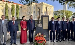 Tổng Bí thư Tô Lâm dâng hoa tưởng niệm Chủ tịch Hồ Chí Minh ở Bảo tàng Văn minh châu Á, Singapore