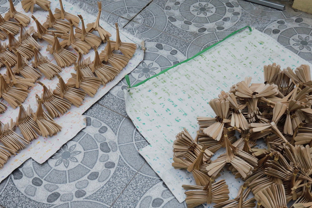 Những con chuồn chuồn tre sau khi được căn chỉnh, tạo hình sẽ được phơi khô một lần nữa trước khi được sơn màu, trang trí. img-6840.jpg