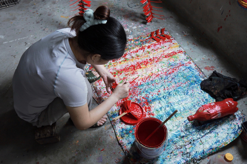 Những sản phẩm chuồn chuồn tre sau khi được phơi khô sẽ được đem đi sơn màu. Công đoạn này nhìn tưởng đơn giản nhưng người thợ sơn phải rất tỉ mỉ để có thể sơn kín được chuồn chuồn. img-6831.jpg