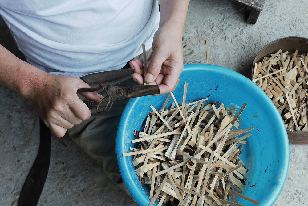 Để tạo ra được một con chuồn chuồn hoàn chỉnh đòi hỏi sự chính xác cao độ, kỹ thuật thủ công thuần thục và nhiều năm kinh nghiệm.Các công đoạn đầu tiên như chẻ tre, tạo hình, làm thăng bằng, … sẽ do anh Tái làm img-6835.jpg