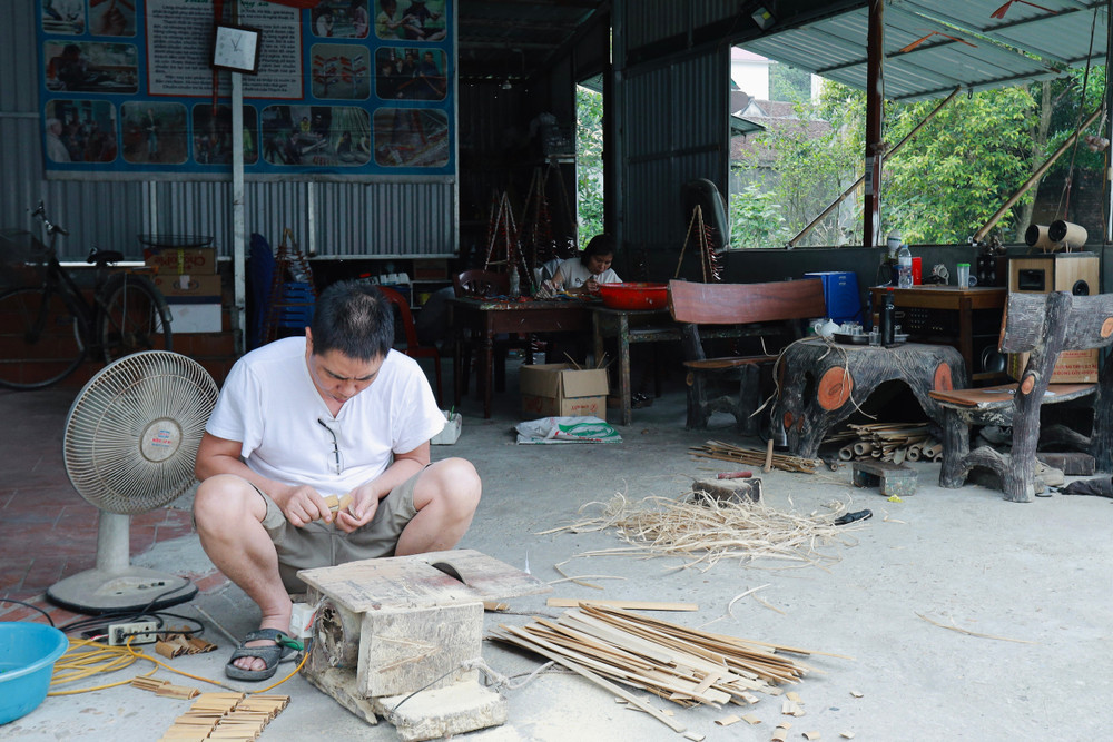 Anh Tái cùng vợ bắt đầu làm chuồn chuồn tre từ trước năm 2000 và cho đến nay ông đã mở được một xưởng nhỏ. img-4734.jpg