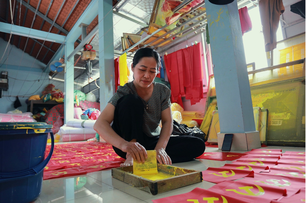 Chị Nhung đảm đương gần như hết tất cả các công việc như nhập hàng, in cờ, phân phối, … “Vào những dịp lễ lớn như 30/4, tôi chỉ ngủ 4,5 tiếng một ngày, còn đâu tập trung làm cờ để kịp trả khách cho mọi người kịp treo cờ hưởng ứng, chúc mừng”, chị Nhung chia sẻ. anh-chup-man-hinh-2025-04-28-luc-134745.png
