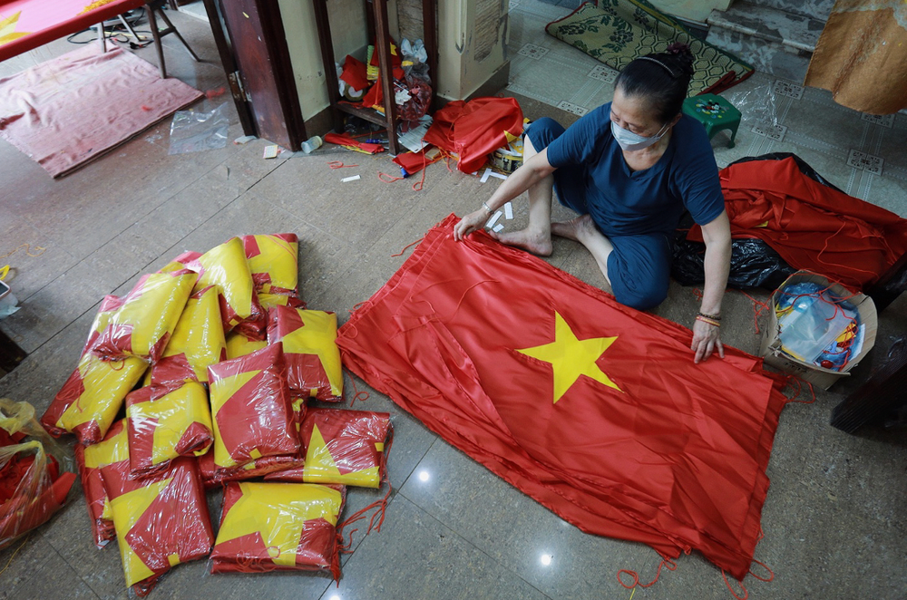 Cuối cùng, những là cờ sẽ được đóng gói cẩn thận và gửi đi đến với mọi người ở khắp nơi trên cả nước để những lá cờ ấy được treo cao trên những nóc nhà. anh-chup-man-hinh-2025-04-28-luc-134845.png