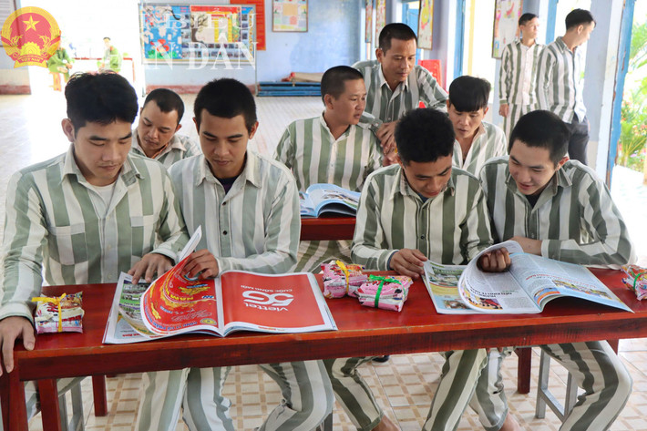 109 đầu sách, 38 ấn phẩm báo Xuân Ất Tỵ 2025 của nhiều cơ quan báo chí trong nước được Ban tổ chức trưng bày tại Trại giam Sông Cái dbnd_tl_z6264508070877-20df89ae46744de0791fd990d43b1986.jpg