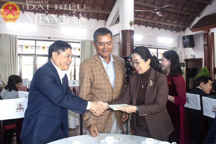 Phó Bí thư Thường trực Tỉnh ủy, Chủ tịch HĐND tỉnh Huỳnh Thị Chiến Hòa gửi quà tri ân đến các vị nguyên lãnh đạo tỉnh Đắk Lắk dbnd_tl_z6249033121018-9653e6ece97e46b2ab5d548ea4f62791.jpg