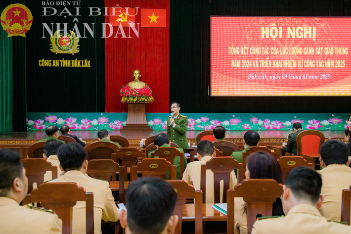 Phó Giám đốc Công an tỉnh Đắk Lắk, Đại tá Trần Bình Hưng phát biểu tại hội nghị dbnd_tl_z6211911697456-9be582a50fcea2c6db40e577b5e3e80d.jpg