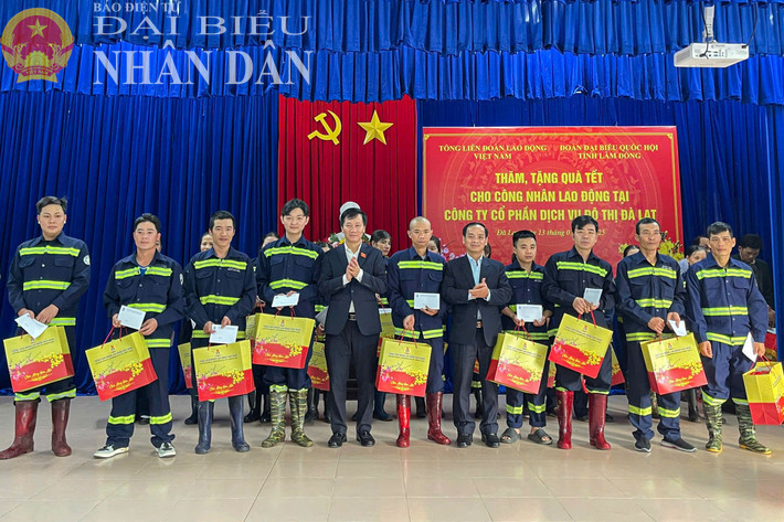 Phó Chủ nhiệm Ủy ban Xã hội Lâm Văn Đoan và Phó Chủ tịch HĐND tỉnh Lâm Đồng Đa Cát Vinh tặng quà Tết cho công nhân lao động Công ty Cổ phần đô thị dịch vụ TP. Đà Lạt dbnd_tl_z6224752046433-8d91c05fe7d20fa9f50d2a633ffce190.jpg