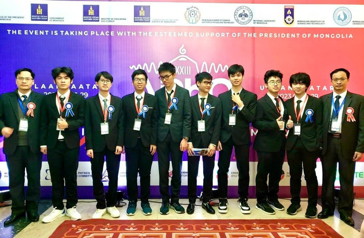 PGS Đặng Đức Vượng (bìa phải) đưa sinh viên dự thi Olympic Vật lý Châu Á 2023 tại Mông Cổ pgsdang-duc-vuong-bia-ngoai-ben-phai-dua-sinh-vien-du-thi-olympic-vat-ly-chau-a-2023-tai-mong-co.jpg