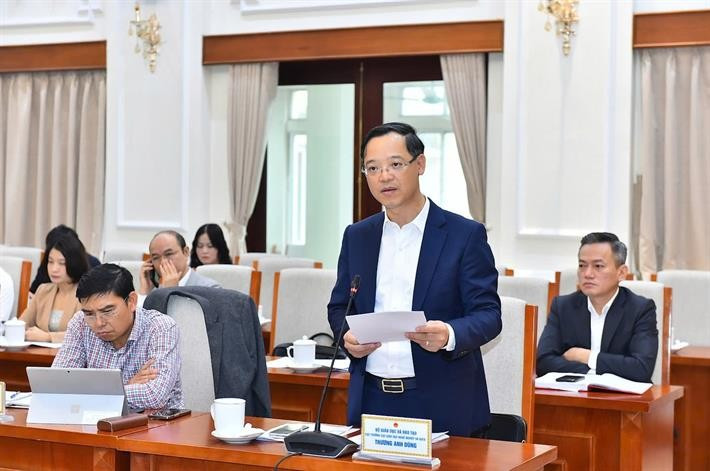 Cục trưởng Cục GDNN&GDTX Trương Anh Dũng báo cáo tại buổi làm việc z64027245068598e213d73e18263aebab58c8a03e3045a.jpg