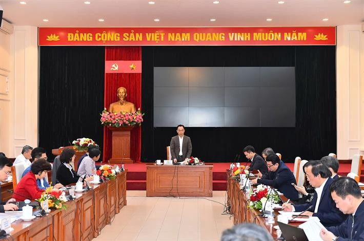 Quang cảnh buổi làm việc z6402724615680e885262cf76526b52371ef638f1344b4.jpg