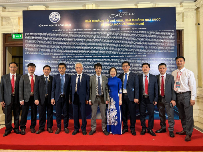 PGS Đặng Đức Vượng (bìa trái) và các giảng viên Bách khoa Hà Nội tham gia Lễ trao Giải thưởng Hồ Chí Minh, Giải thưởng Nhà nước về Khoa học và Công nghệ năm 2023 316821564-5343920599053118-7121568140219936612-n.jpg