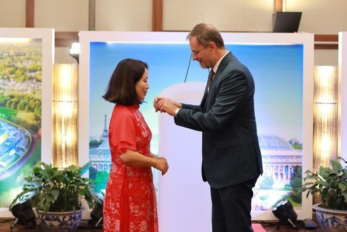 Đại sứ Cộng hòa Pháp Olivier Brochet trao tặng huân chương Cành cọ hàn lâm cho TS.KTS Nguyễn Thái Huyền (Ảnh: HAU) daihockientrc-hcnth320252-25097.jpg