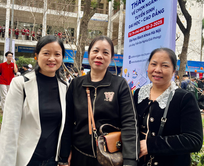 Nhóm phụ huynh của chị Uyên (ngoài cùng bên phải) xuất phát đến Hà Nội vào 6 giờ sáng img-1731.jpg