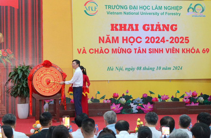 GS.TS Phạm Văn Điển, Hiệu trưởng Trường Đại học Lâm nghiệp đánh trống khai giảng năm học 2024 - 2025 GS.TS Phạm Văn Điển, Hiệu trưởng Trường Đại học Lâm nghiệp đánh trống khai giảng năm học 2024 - 2025