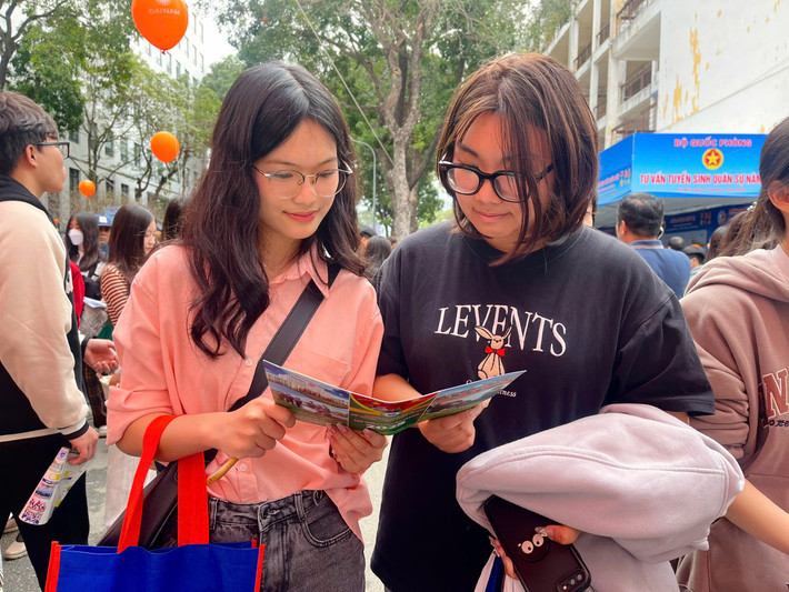 Đào Hương Linh và Nguyễn Phương Anh (Lớp 12, Trường THPT Tân Lạc, Hòa Bình) z6411671726867-faa752e14638dbf54db011ca4ffb412d.jpg