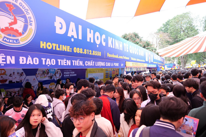 Hàng ngàn phụ huynh và học sinh có mặt tại Ngày hội tư vấn tuyển sinh (Ảnh: Quốc Việt) z6411656288231-4440a2f5c698e6698d8654d1504977b9.jpg