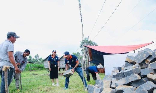 Phát động phong trào thi đua “Chung tay xóa nhà tạm, nhà dột nát trên địa bàn tỉnh”. Ảnh: Như Nguyện