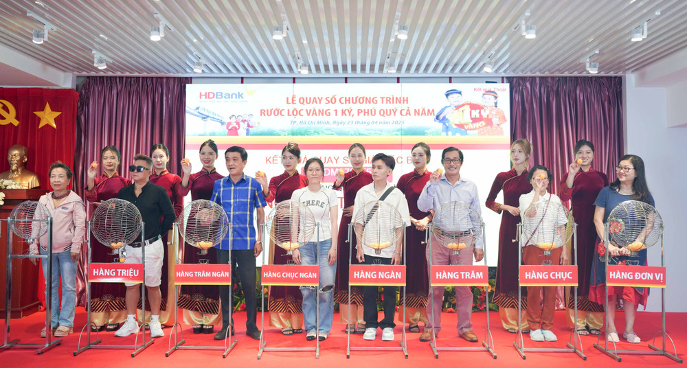 Các khách hàng cùng tham gia quay số lồng cầu để tìm ra chủ nhân của các giải thưởng giá trị img-8848.jpg