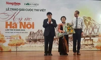 Trao giải Nhất cho Nguyễn Thị Thanh Hương với tác phẩm "Câu chuyện nạn đói năm 1945 và giây phút chạm má vào huy chương ngày Giải phóng Thủ đô"