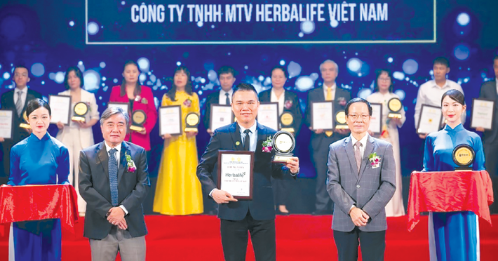 Herbalife Việt Nam được Hiệp hội Sở hữu trí tuệ Việt Nam trao chứng nhận Top 10 Thương hiệu Nổi tiếng Việt Nam năm 2024. Ảnh: Herbalife Herbalife Việt Nam được Hiệp hội Sở hữu trí tuệ Việt Nam trao chứng nhận Top 10 Thương hiệu Nổi tiếng Việt Nam năm 2024. Ảnh: Herbalife