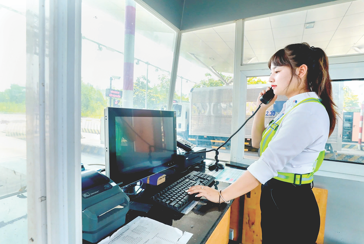 Nữ nhân viên trạm thu phí cao tốc Bắc Giang – Lạng Sơn có nhiệm vụ báo cáo tình hình lưu lượng phương tiện đi qua, phối hợp với lực lượng chức năng để xử lý các tình huống khẩn cấp Nữ nhân viên trạm thu phí cao tốc Bắc Giang – Lạng Sơn có nhiệm vụ báo cáo tình hình lưu lượng phương tiện đi qua, phối hợp với lực lượng chức năng để xử lý các tình huống khẩn cấp