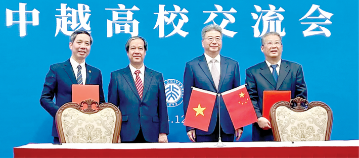 Trong chuyến thăm và làm việc với các cơ sở giáo dục đại học kỹ thuật hàng đầu tại thủ đô Bắc Kinh và thành phố Thượng Hải của nước Cộng hoà Nhân dân Trung Hoa do Bộ trưởng GD-ĐT Nguyễn Kim Sơn dẫn đầu, PGS.TS. Nguyễn Thanh Chương - Chủ tịch Hội đồng Trường ĐHGTVT cùng GS.TS. Cao Lượng - Phó Hiệu trưởng Trường Đại học Giao thông Bắc Kinh đã trao thoả thuận hợp tác chiến lược giữa hai Nhà trường Trong chuyến thăm và làm việc với các cơ sở giáo dục đại học kỹ thuật hàng đầu tại thủ đô Bắc Kinh và thành phố Thượng Hải của nước Cộng hoà Nhân dân Trung Hoa do Bộ trưởng GD-ĐT Nguyễn Kim Sơn dẫn đầu, PGS.TS. Nguyễn Thanh Chương - Chủ tịch Hội đồng Trường ĐHGTVT cùng GS.TS. Cao Lượng - Phó Hiệu trưởng Trường Đại học Giao thông Bắc Kinh đã trao thoả thuận hợp tác chiến lược giữa hai Nhà trường