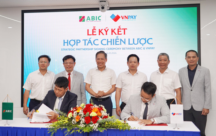 Tổng Giám đốc Bảo hiểm Agribank Nguyễn Hồng Phong và Giám đốc Khối Doanh nghiệp VNPAY Trần Mạnh Nam ký hợp tác dưới sự chứng kiến của lãnh đạo hai bên. Ảnh: Thái Hòa Tổng Giám đốc Bảo hiểm Agribank Nguyễn Hồng Phong và Giám đốc Khối Doanh nghiệp VNPAY Trần Mạnh Nam ký hợp tác dưới sự chứng kiến của lãnh đạo hai bên. Ảnh: Thái Hòa