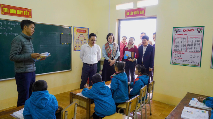 Thầy, trò trong lớp học khang trang của Trường tiểu học thôn Quán Thèn – Công trình do VietinBank tài trợ sửa chữa, nâng cấp anh-1-dai-dien-vietinbank-lop-hoc-moi.jpg