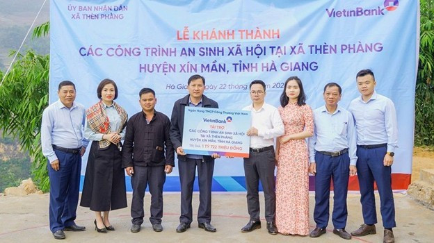 Quyền Giám đốc VietinBank Hà Giang, Trương Quý Hào trao tặng các công trình ASXH cho xã Thèn Phàng picture1.jpg