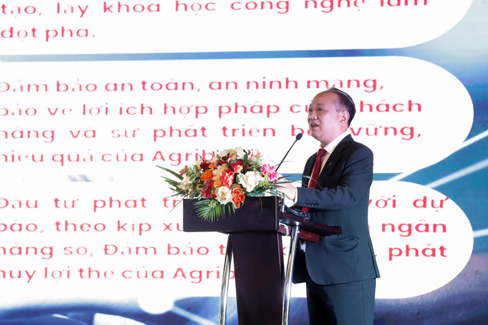Trưởng Ban Ngân hàng số Nguyễn Khắc Trung báo cáo sơ kết, đánh giá, tình hình kết quả chuyển đổi số tại Agribank giai đoạn 2022 - 2024 anh-trung.jpg
