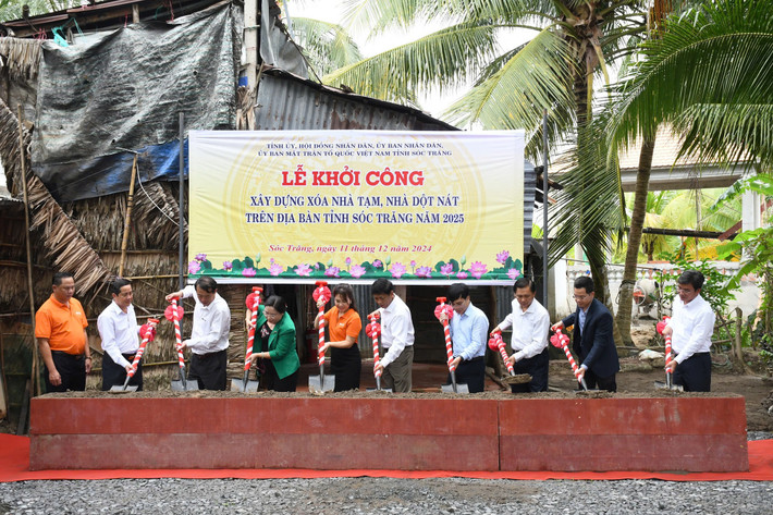 Ông Trần Văn Tần (thứ 4 từ bên phải) – Thành viên HĐQT VietinBank tham dự lễ khởi công xây dựng xóa nhà tạm, nhà dột nát trên địa bàn tỉnh Sóc Trăng năm 2025 anh-2-lanh-dao-vietinbank-khoi-cong-soc-trang.jpg