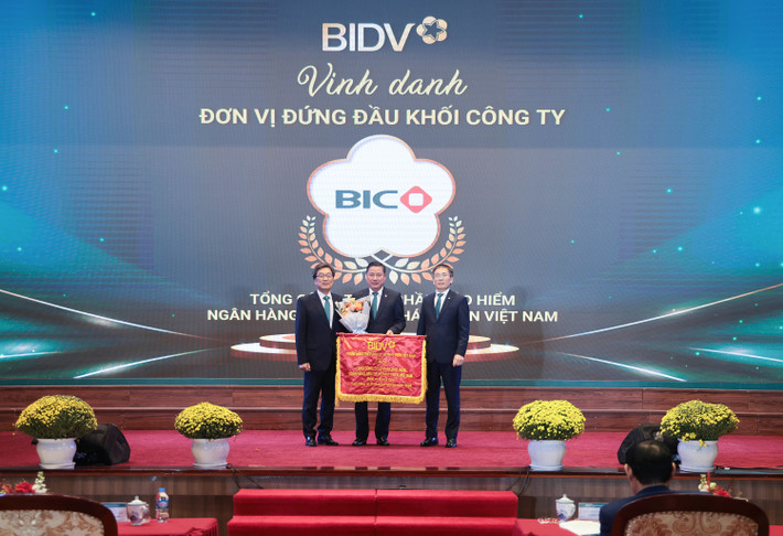 BIC nhận cờ đơn vị dẫn đầu khối công ty thành viên của BIDV BIC nhận cờ đơn vị dẫn đầu khối công ty thành viên của BIDV
