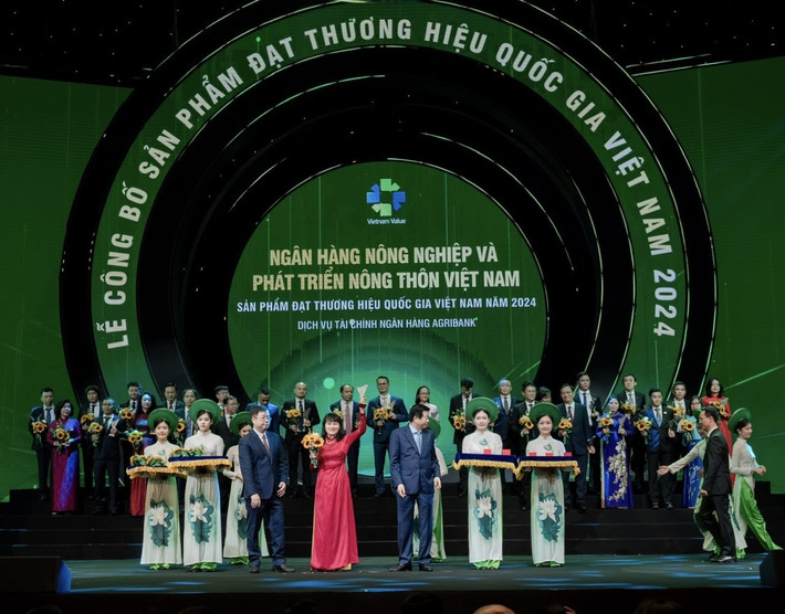 Đại diện Agribank, bà Phùng Thị Bình - Phó Tổng Giám đốc Agribank nhận hoa và biểu trưng của Chương trình z6001535128827-614e8509046fbd8b629fcc5ae303457f.jpg