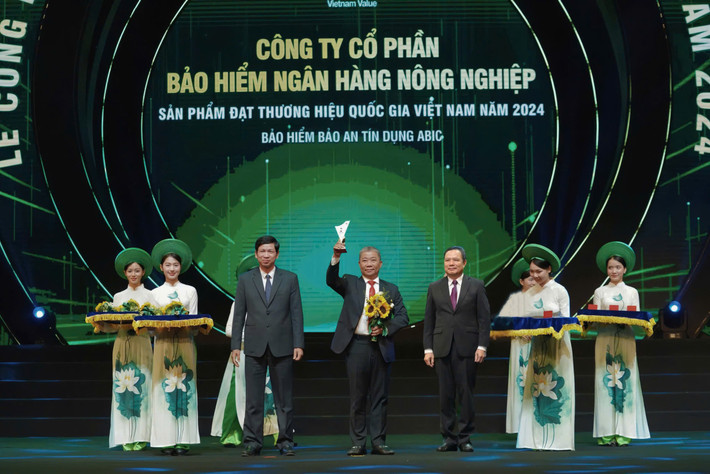 Chủ tịch HĐQT Bảo hiểm Agribank Nguyễn Tiến Hải nhận Giải thưởng Thương hiệu Quốc gia 2024 z6001495735707-60b767d0333ec94e631f7db96770d344.jpg