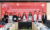 Trường Đại học Ngoại thương trao học bổng cho sinh viên có hoàn cảnh khó khăn 