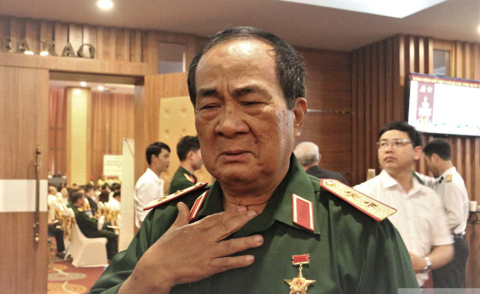 Trung tướng Đoàn Sinh Hưởng được phong danh hiệu "Dũng sĩ diệt Mỹ", "Dũng sĩ diệt cơ giới" và được kết nạp Đảng năm 19 tuổi img-3476.png
