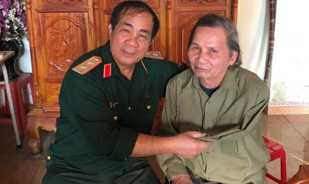 Trung tướng Đoàn Sinh Hưởng cùng người đồng đội là chỉ huy trạm giao liên img-3479.png