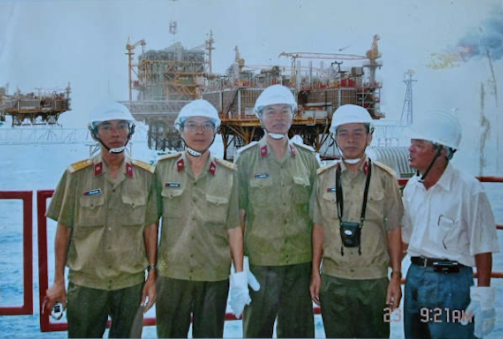 Thiếu tướng Hoàng Kiền (đứng giữa) khi đi tham quan giàn khoan để nghiên cứu thiết kế nhà giàn DK1 năm 2005 screen-shot-2025-04-22-at-014210.png