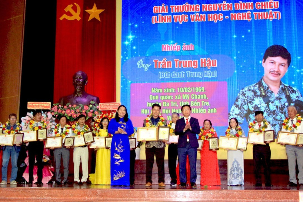 Lãnh đạo tỉnh Bến Tre trao Giải thưởng Nguyễn Đình Chiểu cho các cá nhân 2b8130b3-7d98-421d-a457-fbb69bd330d1-1-201-a.jpg