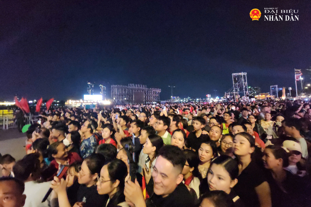 Người dân ngóng chờ tới giờ đại bác khai hỏa 26.png