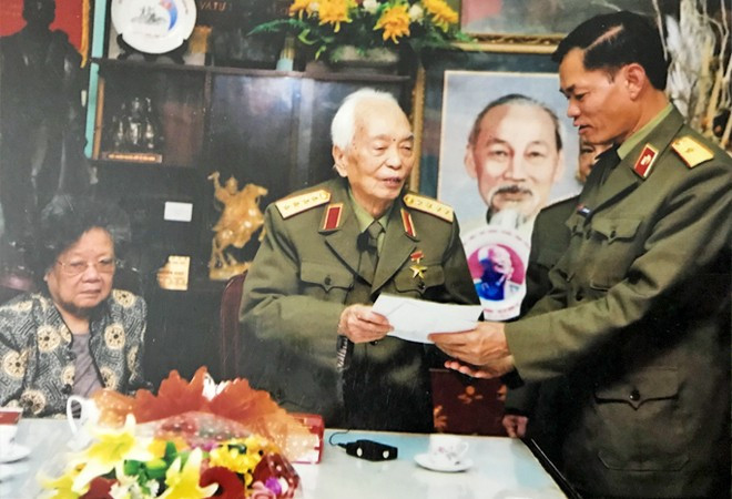 Thiếu tướng Hoàng Kiền tới thăm Đại tướng Võ Nguyên Giáp nhân dịp 60 năm thành lập Binh chủng Công binh trsa3.jpg