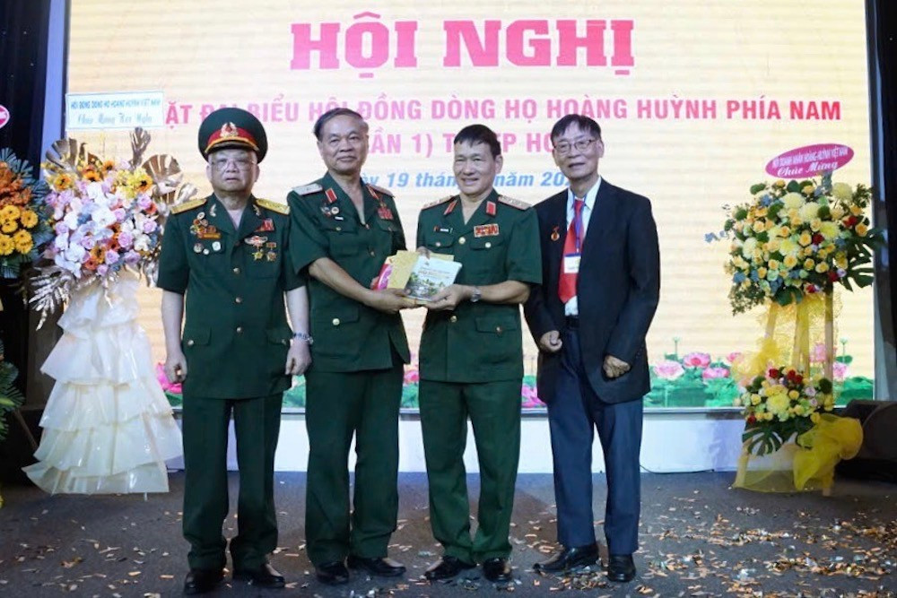 Thiếu tướng Hoàng Kiền (thứ 2 từ trái qua) tại hội nghị đại biểu dòng họ Hoàng - Huỳnh hoang-kien-4.jpg