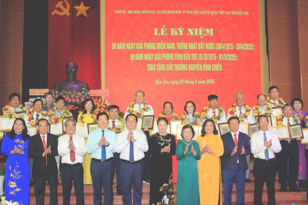 Các đại biểu chụp hình lưu niệm tại buổi lễ 1.jpg