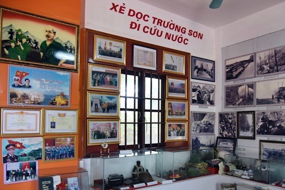Gian trưng bày kỷ vật, hình ảnh về những ngày "xẻ dọc Trường Sơn đi cứu nước" tại Bảo tàng Đồng Quê của Thiếu tướng Hoàng Kiền bao-tang.jpg