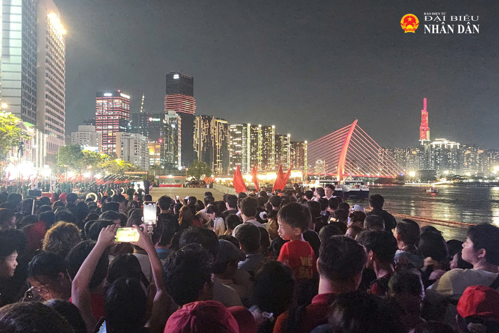 Người dân tập trung chờ xem bắn đại bác 22.png