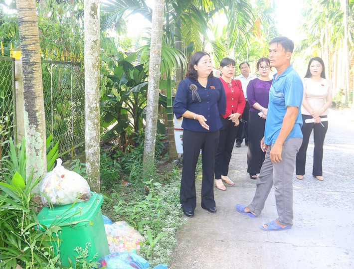 Phó Chủ tịch Thường trực HĐND tỉnh Mã Thị Tươi và Đoàn khảo sát thực tế tại xã Thuận Hưng, huyện Long Mỹ. Ảnh: Cao Oanh Phó Chủ tịch Thường trực HĐND tỉnh Mã Thị Tươi và Đoàn khảo sát thực tế tại xã Thuận Hưng, huyện Long Mỹ. Ảnh: Cao Oanh