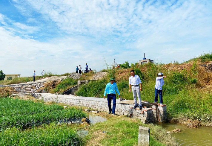 Lãnh đạo các Ban và đại biểu HĐND phường Hồng Phong, thành phố Đông Triều khảo sát thực tế tiến độ giải quyết kiến nghị của cử tri. Ảnh: P. Hà