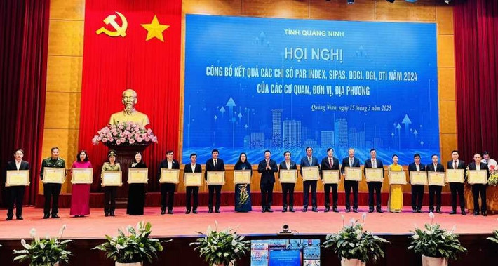 Phó Chủ tịch UBND tỉnh Nghiêm Xuân Cường tặng Bằng khen của UBND tỉnh cho cá nhân có thành tích xuất sắc trong phong trào thi đua "Đẩy mạnh cải cách hành chính trên địa bàn tỉnh Quảng Ninh" năm 2024 2025a53.jpg